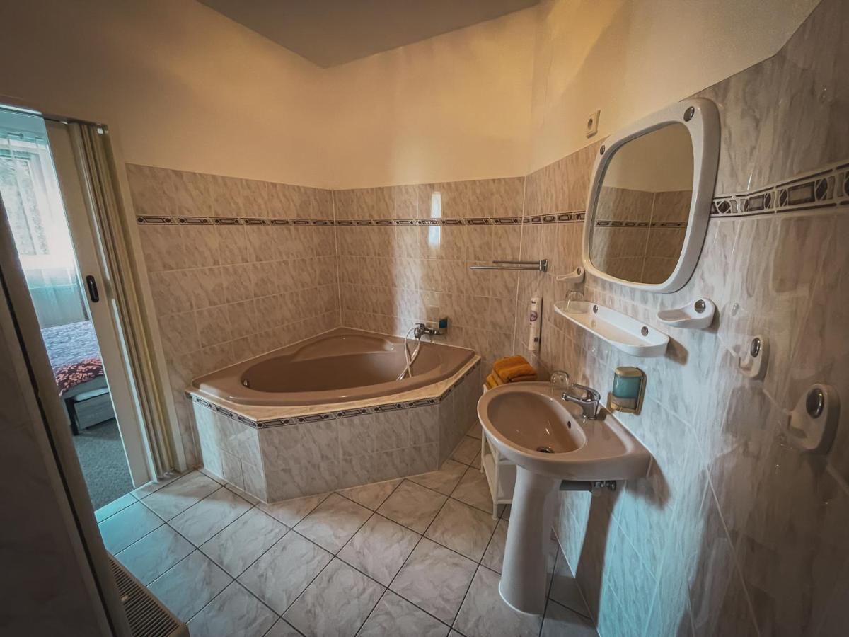 Hotel Apartment Faraon Rumburk Bagian luar foto