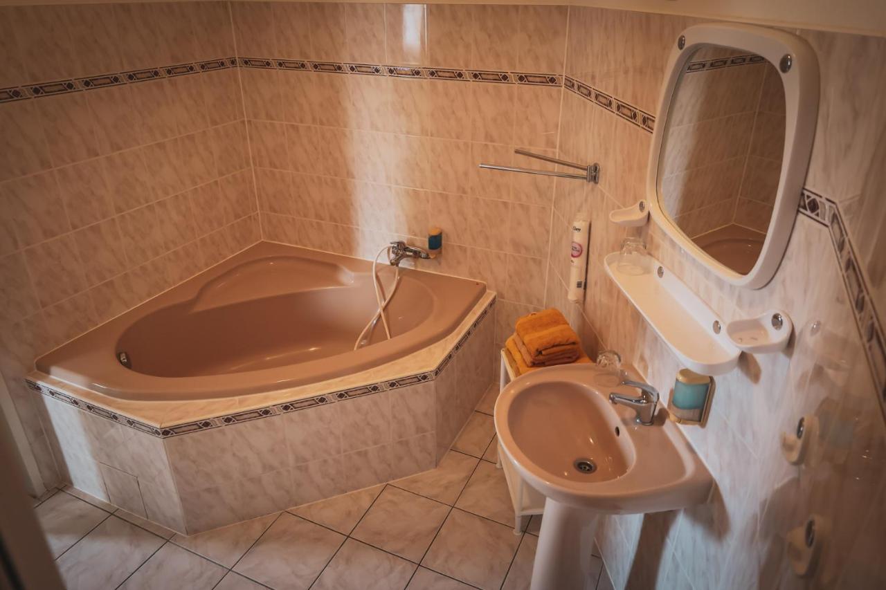 Hotel Apartment Faraon Rumburk Bagian luar foto